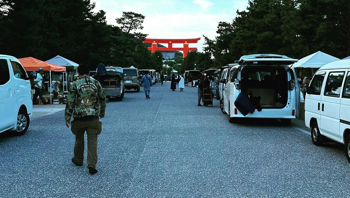 【京都 岡崎公園 平安蚤の市 】