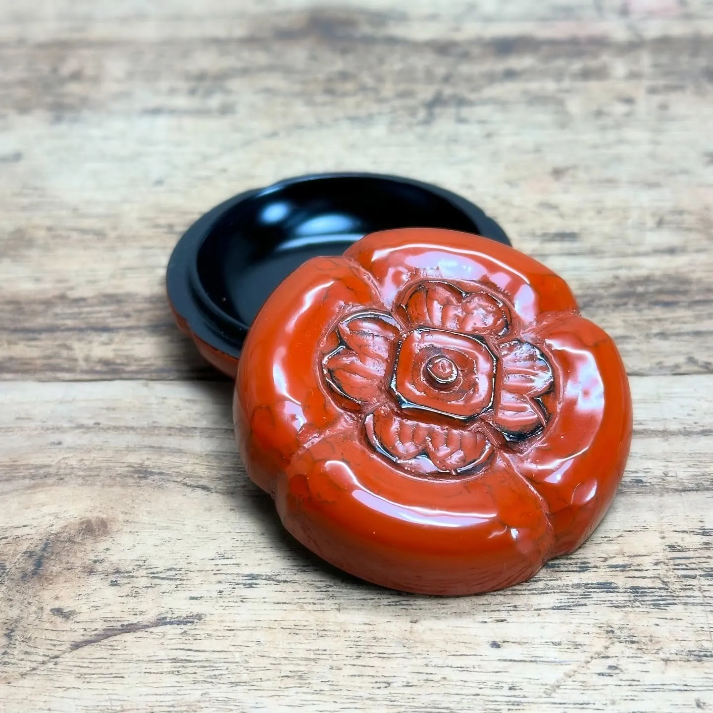 【高岡漆器 彫刻塗 根来 柿 香合 共箱】