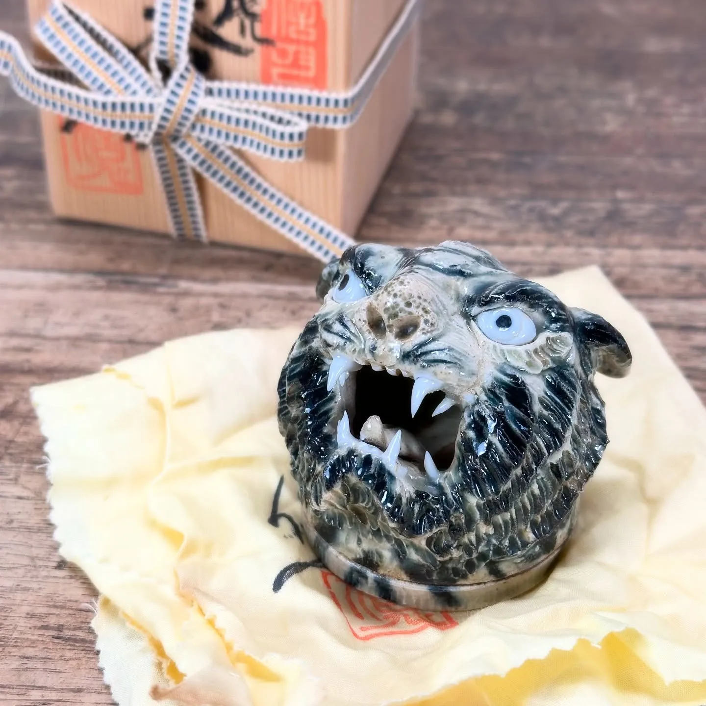 【茶道具 虎 香合 瀬戸焼 加藤進（信入） 在銘 共箱】