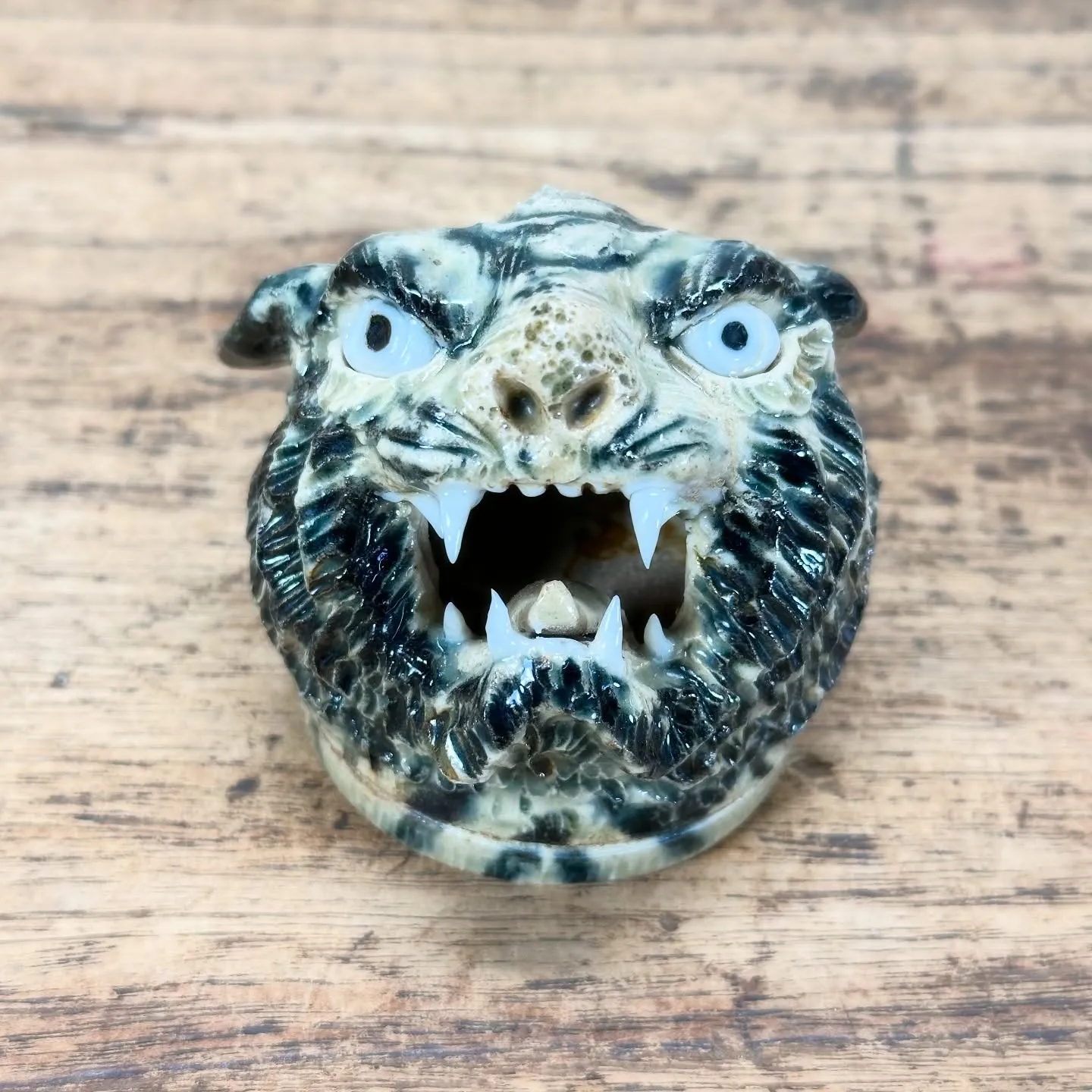 【茶道具 虎 香合 瀬戸焼 加藤進（信入） 在銘 共箱】