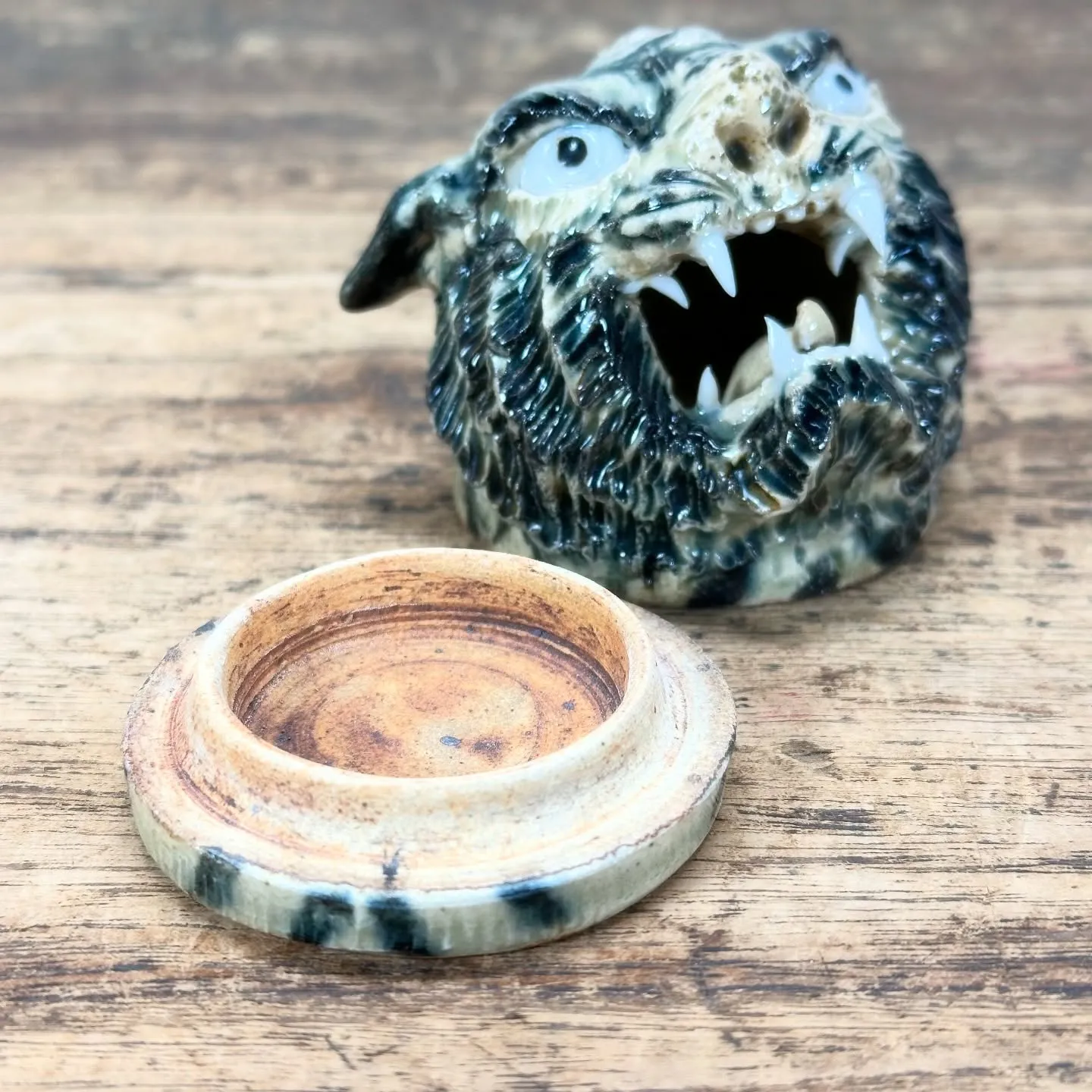 【茶道具 虎 香合 瀬戸焼 加藤進（信入） 在銘 共箱】