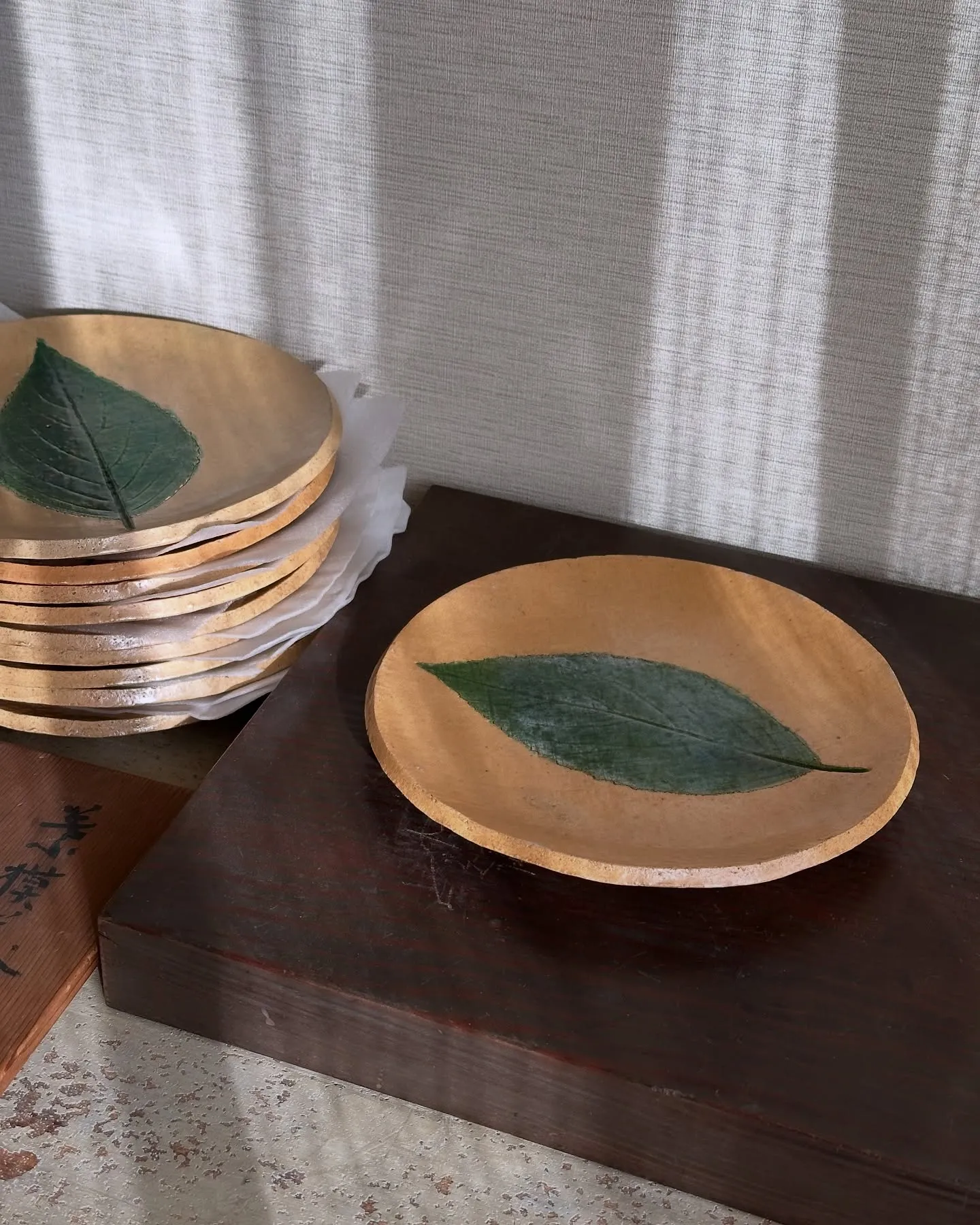 【葉模様 丸皿 陶器 6寸】