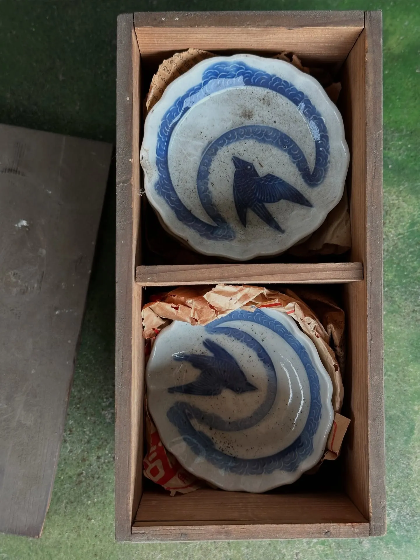 【伊万里焼 小皿 豆皿 鳥 陽刻】