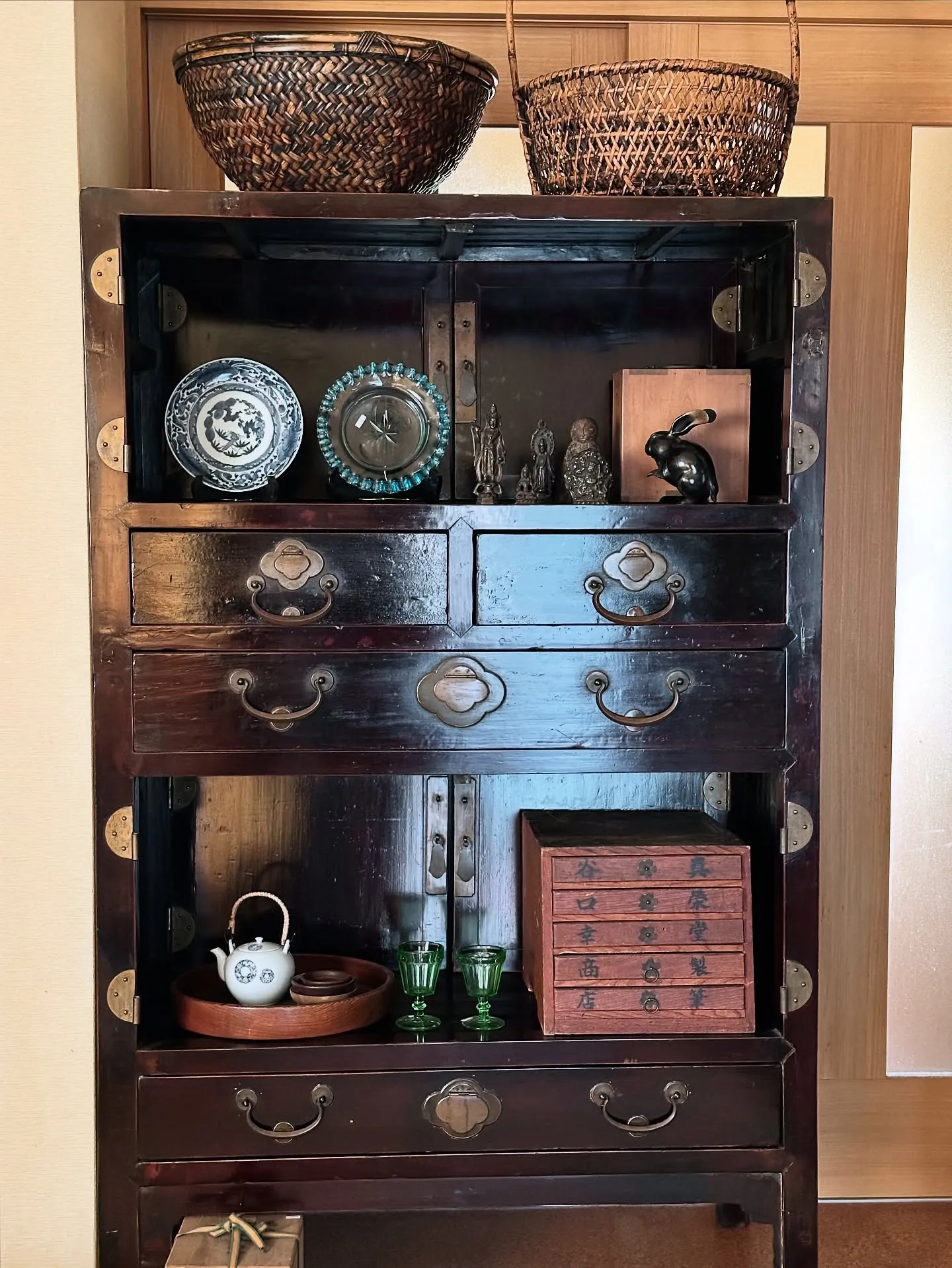 先日、京都で買取した棚を什器にするべく、扉を外しました。