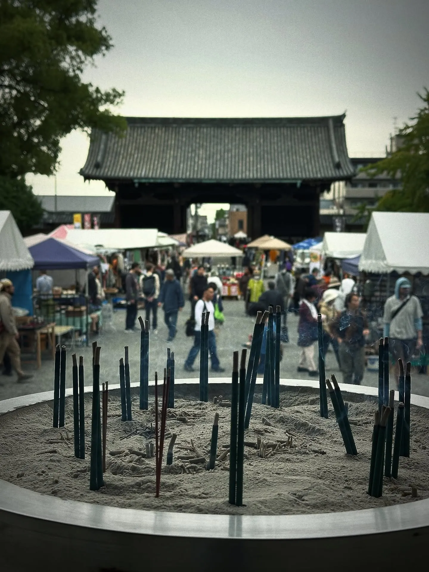 【京都 東寺 弘法市 骨董市 毎月21日開催】
