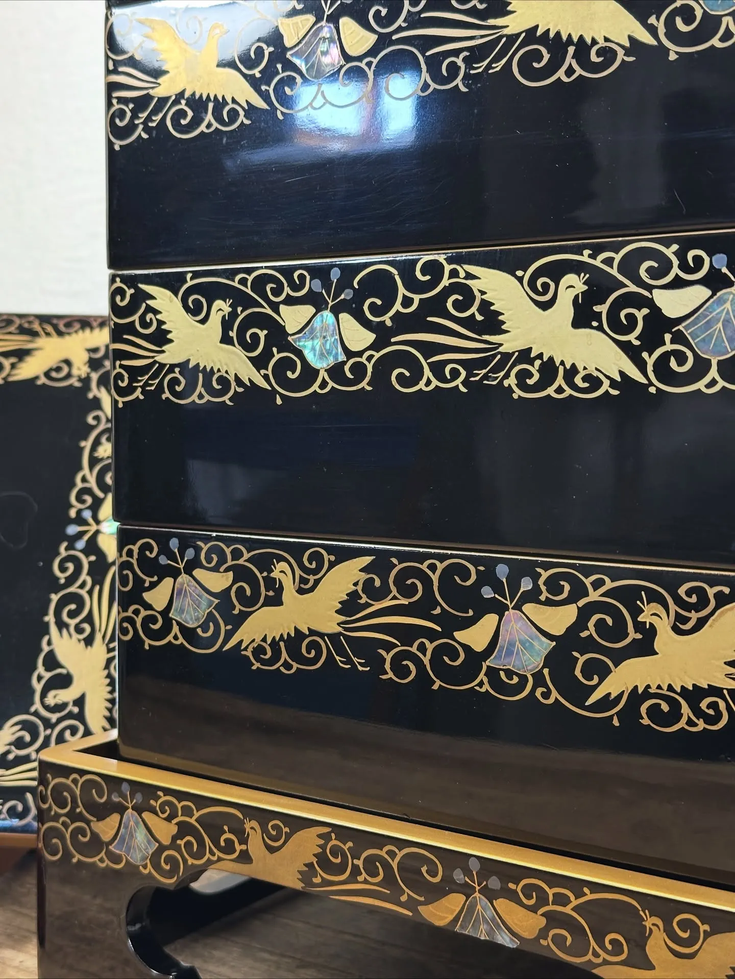 【時代 螺鈿花鳥唐草四段重箱 蒔絵 漆器 伝統工芸】