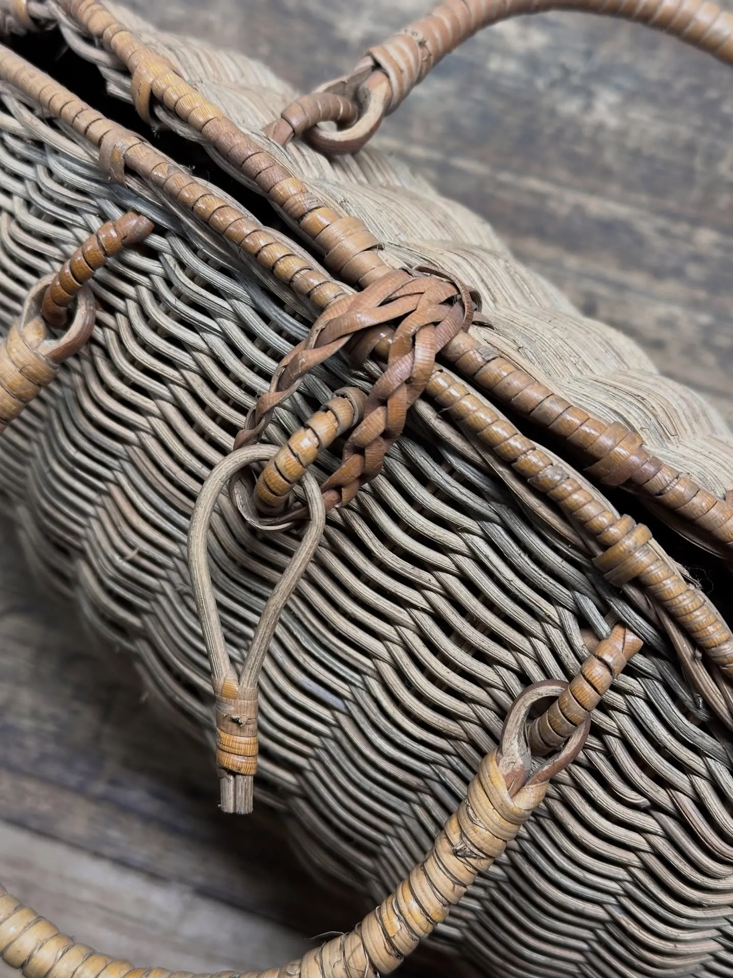 がま口みたな、あけびの編み込みのバッグ