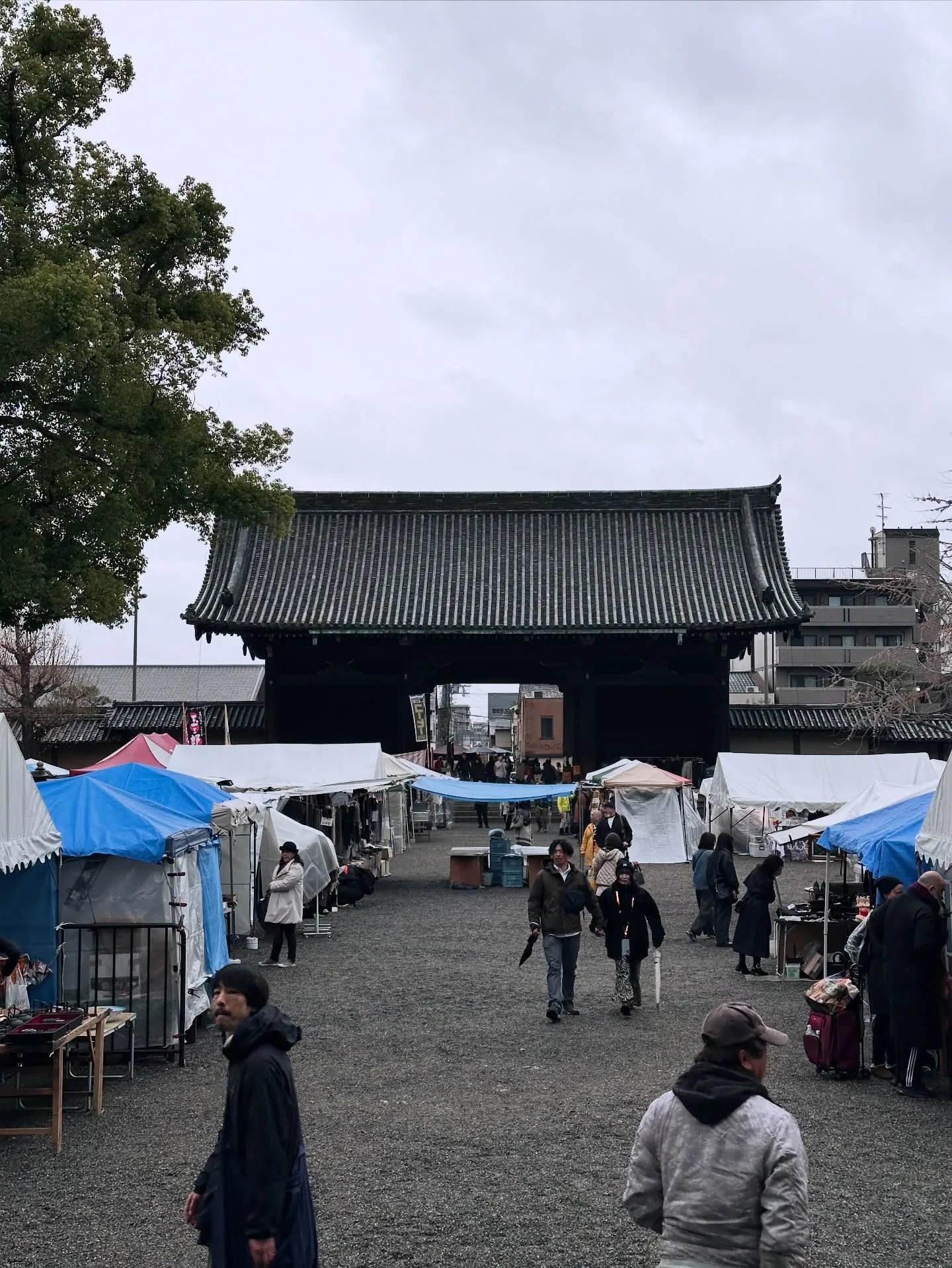 【京都 東寺 弘法市 毎月21日 終い弘法 骨董市】