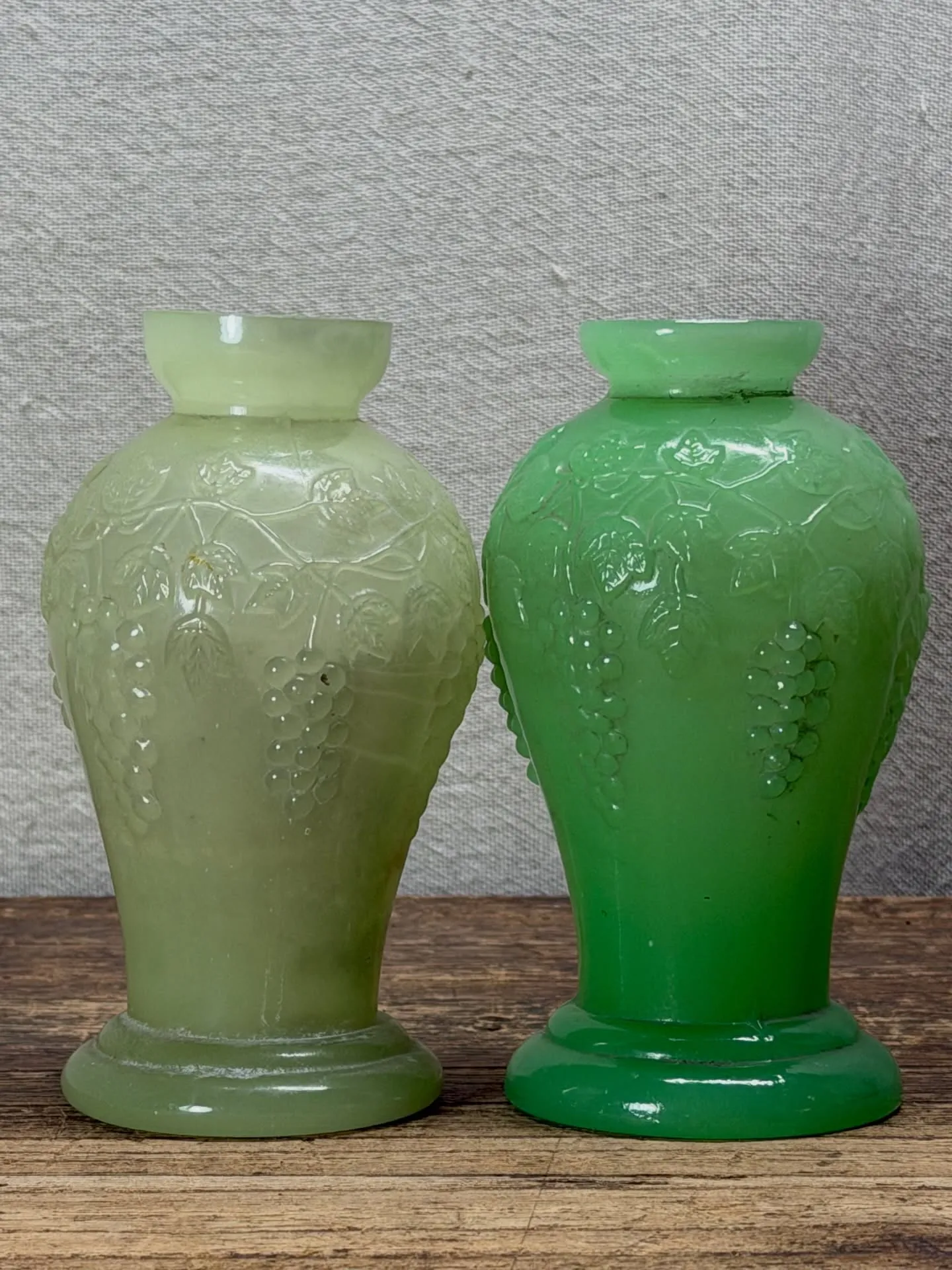 明治〜大正時代に作られたであろう、ウランガラスの花瓶。