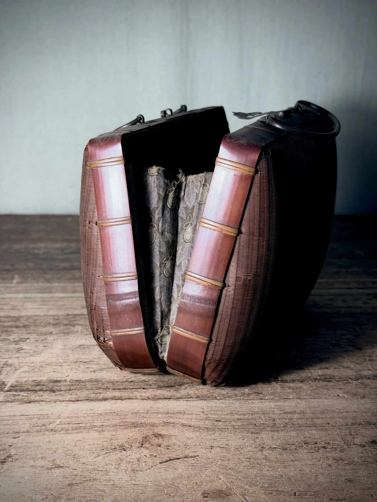 よくある弁当行李ではなく、マチがあって、バッグか小物入れとし...