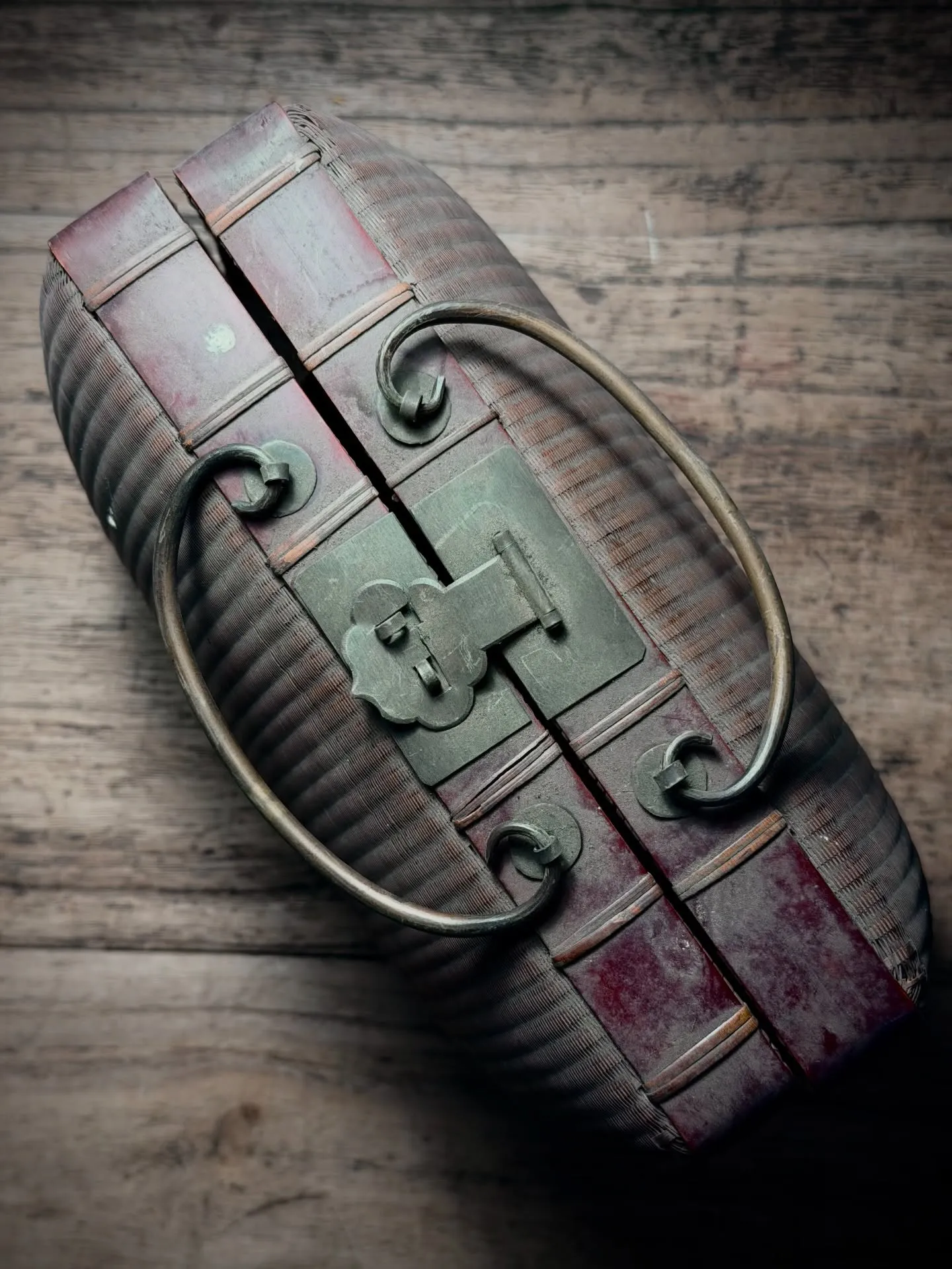 よくある弁当行李ではなく、マチがあって、バッグか小物入れとし...