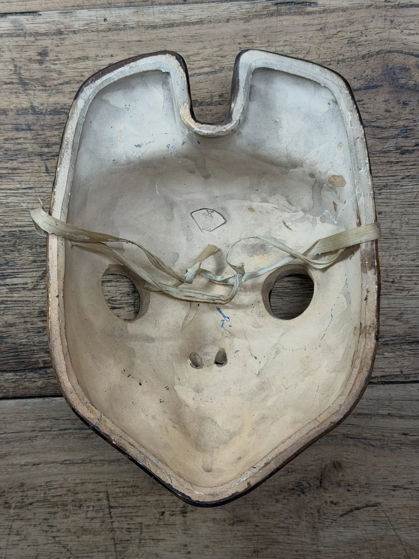 陶器製で内側に陶印があったから、日本の民芸的なヤツかと思って...