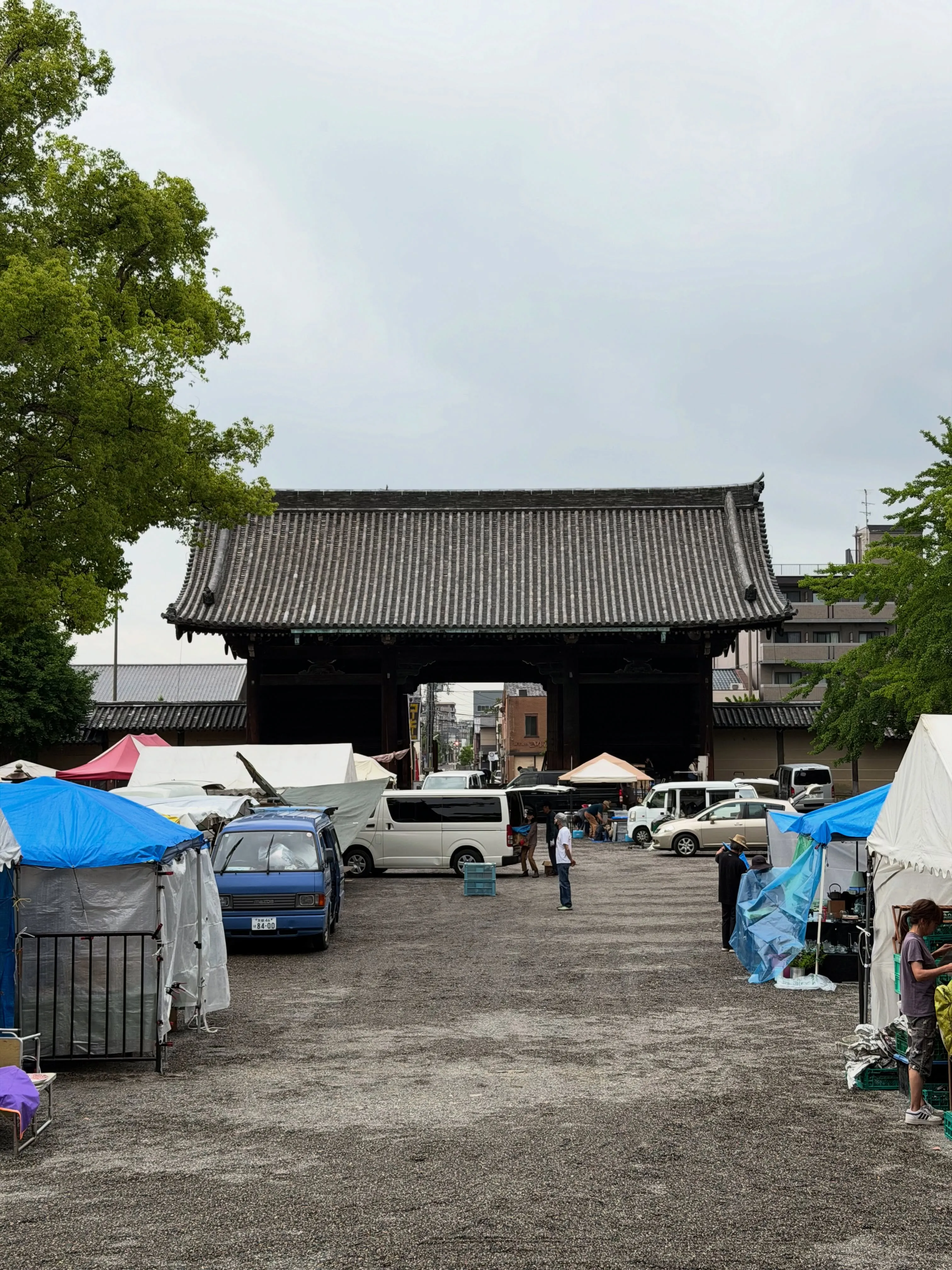 【京都 東寺 弘法市 毎月21日開催 骨董市】