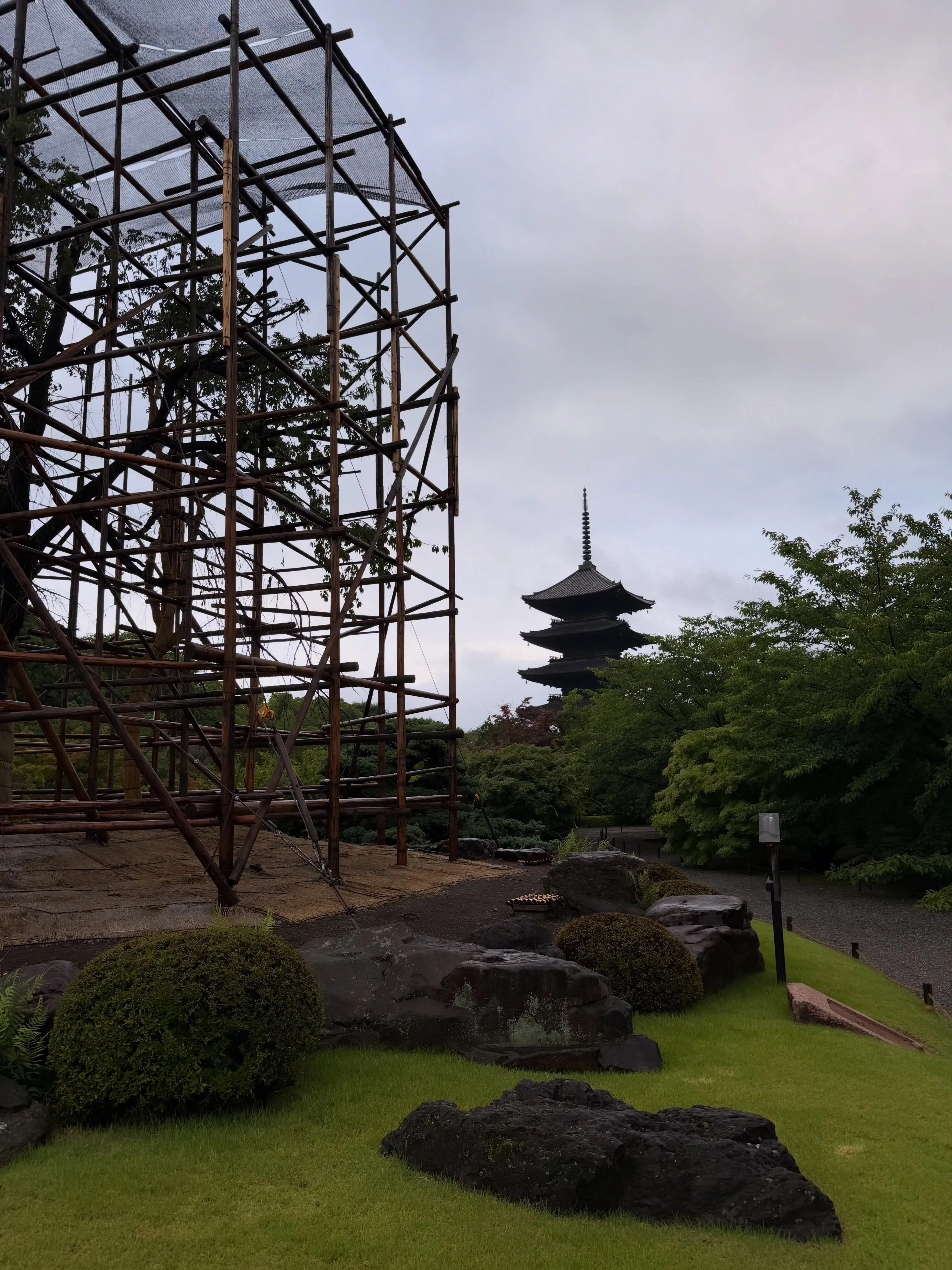 【京都 東寺 弘法市 毎月21日開催 骨董市】