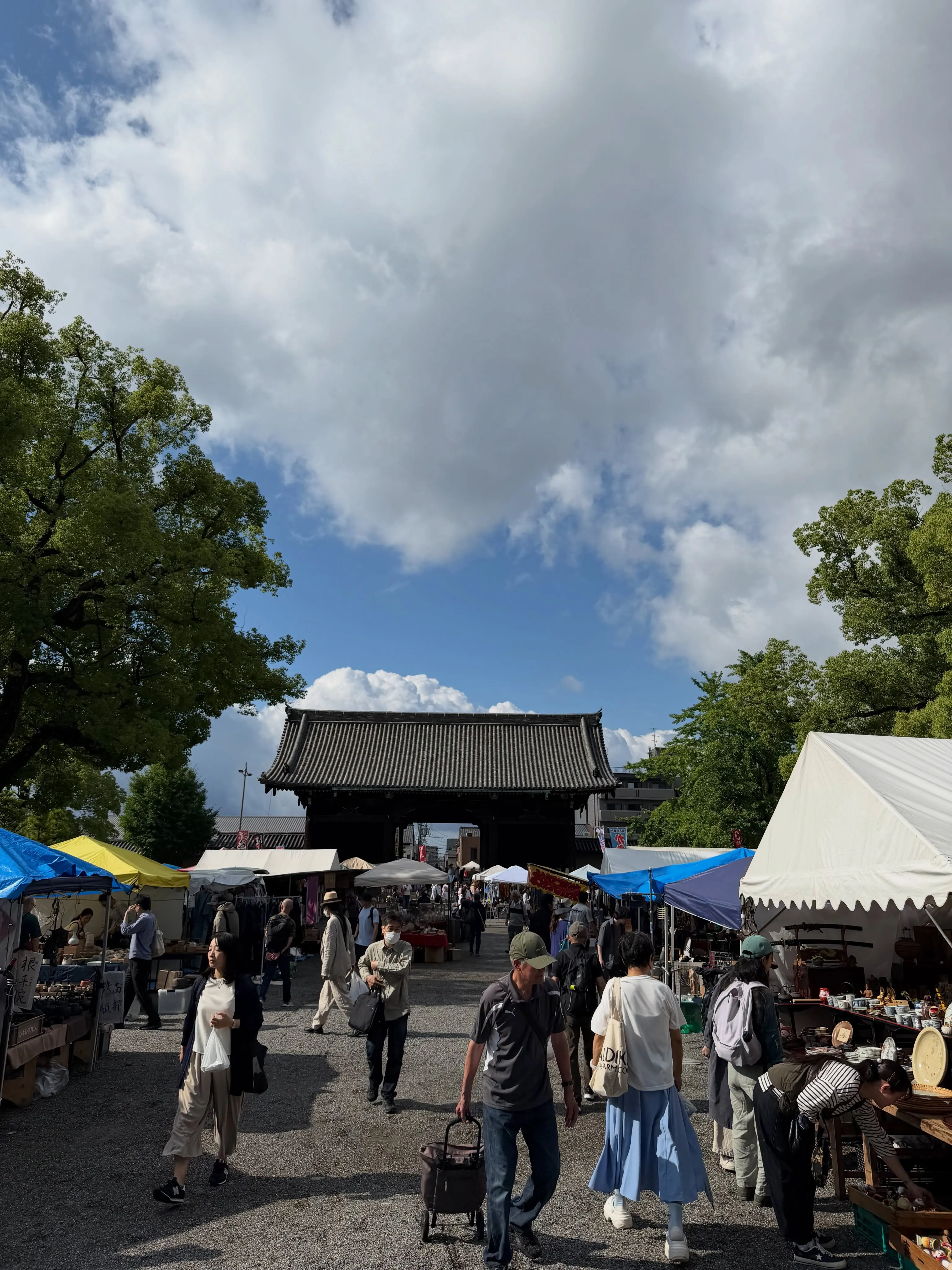 【京都 東寺 弘法市 毎月21日開催 骨董市】