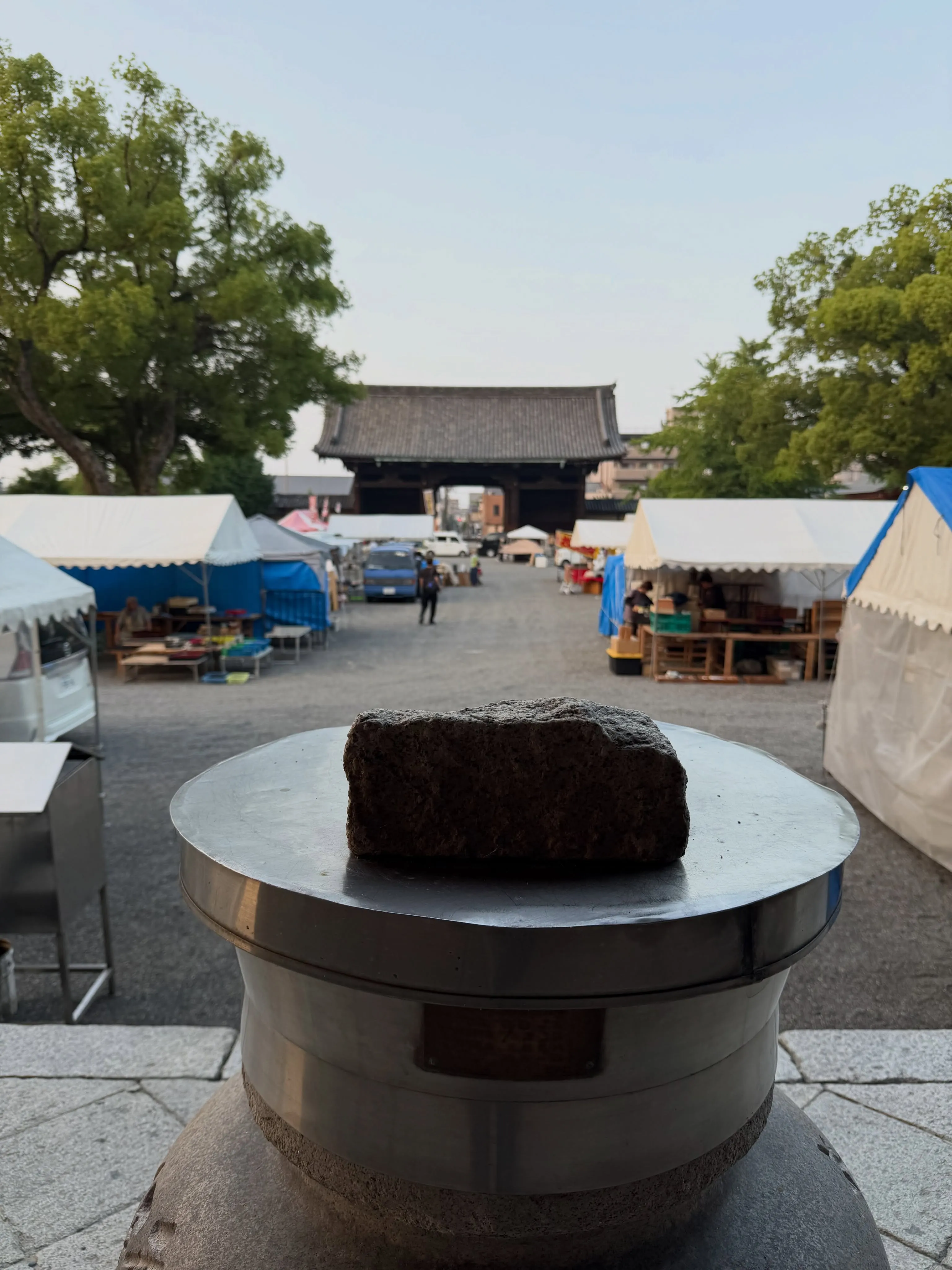 【京都 東寺 弘法市 毎月21日開催 骨董市】