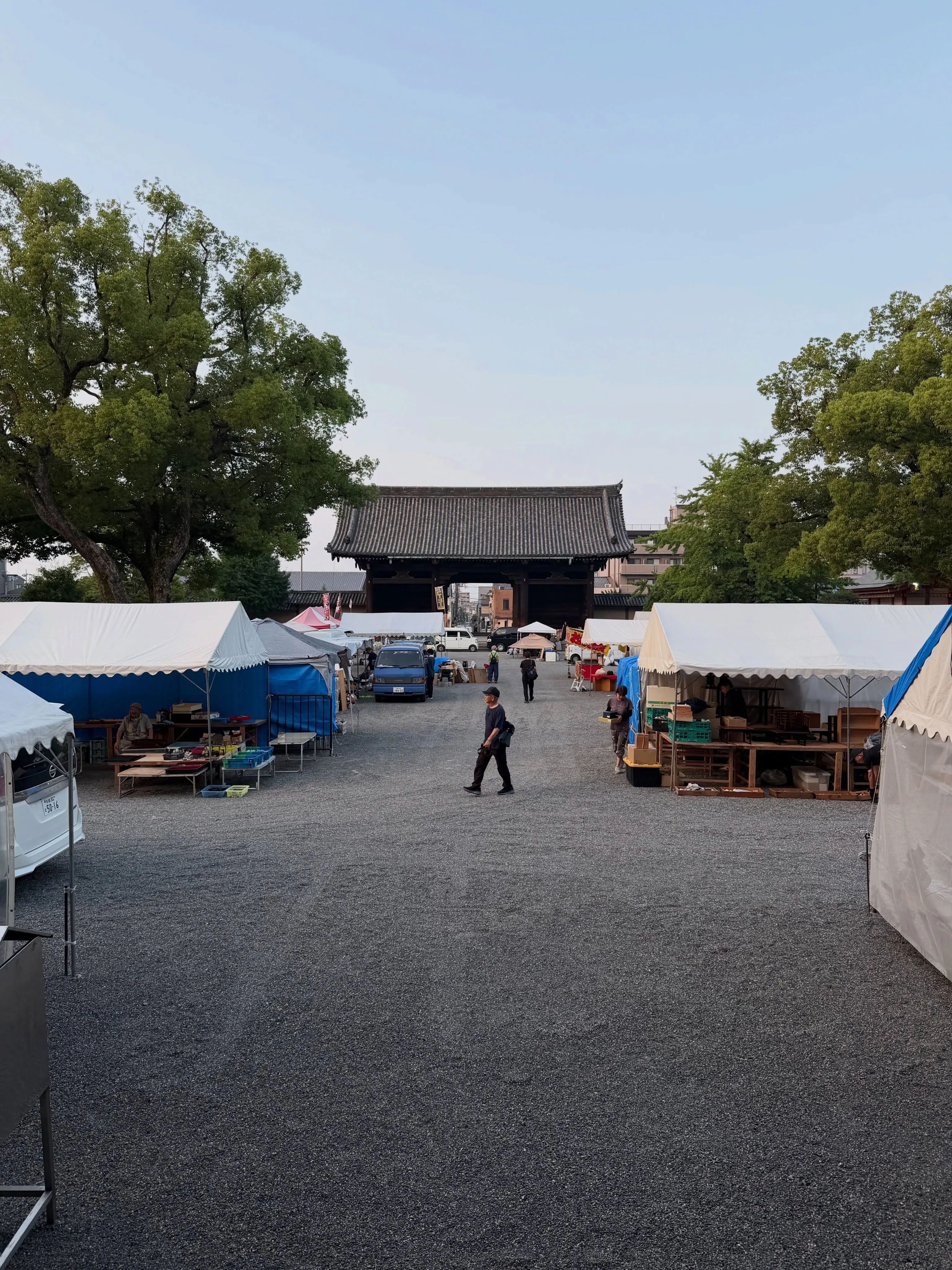 【京都 東寺 弘法市 毎月21日開催 骨董市】