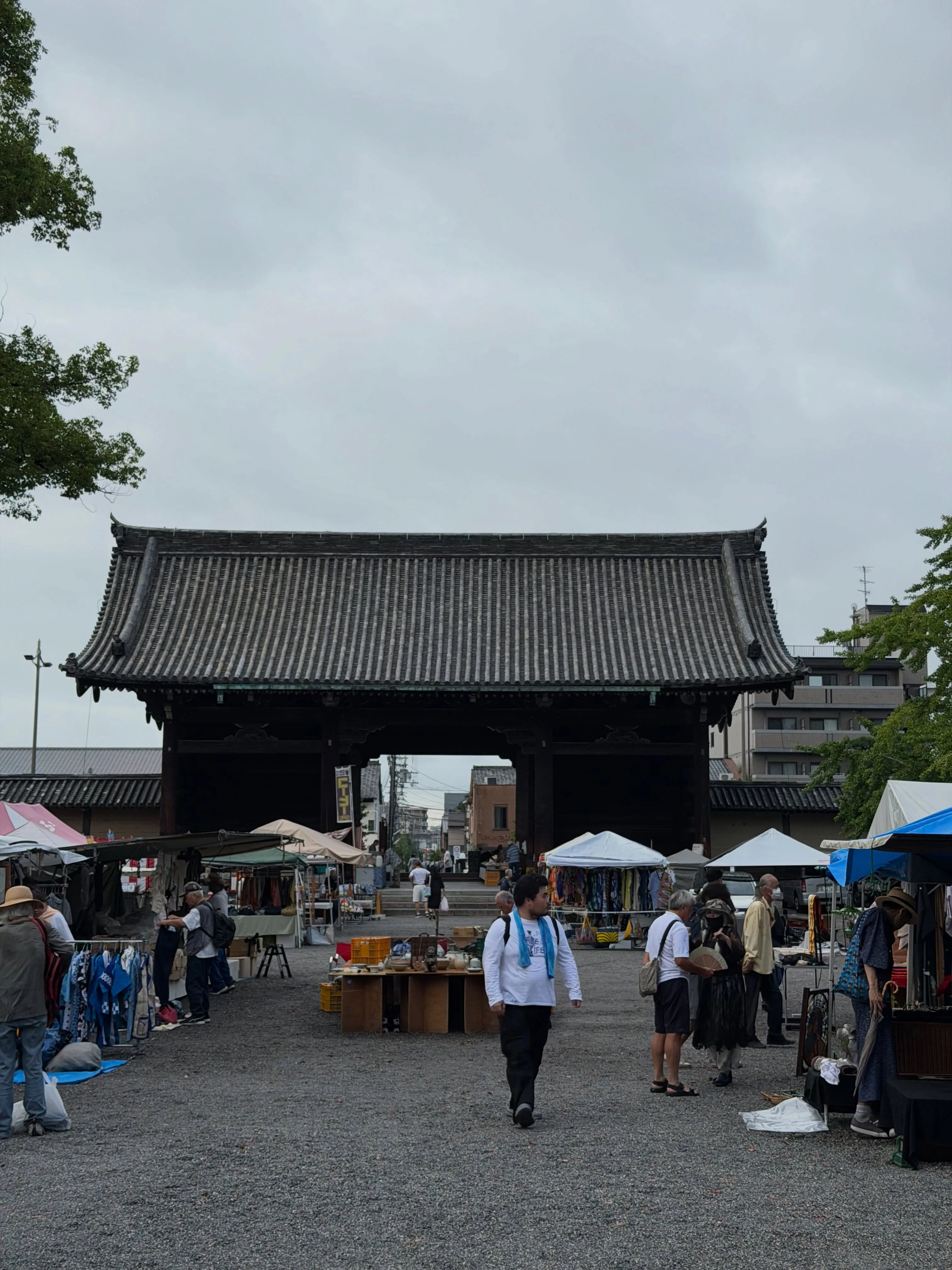 【京都 東寺 弘法市 毎月21日開催 骨董市】