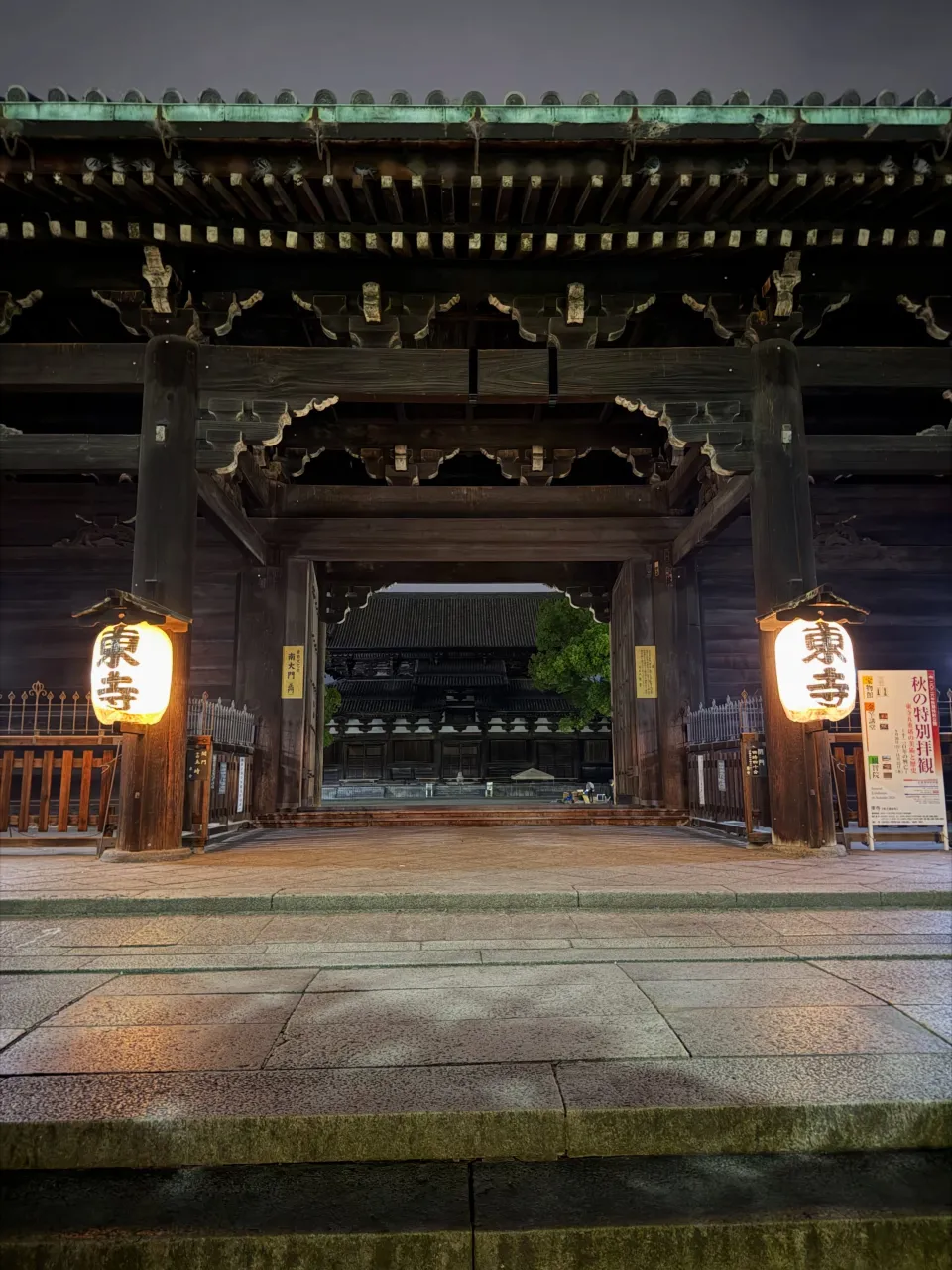 曇りから始まった、ガラクタ市。