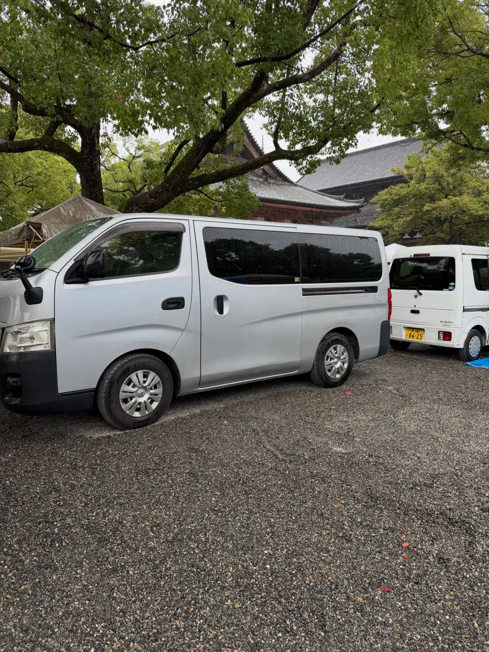 曇りから始まった、ガラクタ市。